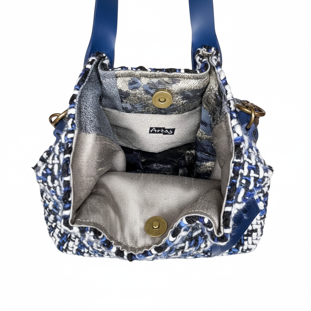 Dettaglio interno borsa Blue Valentine con fodera grigia argentata e chiusura magnetica