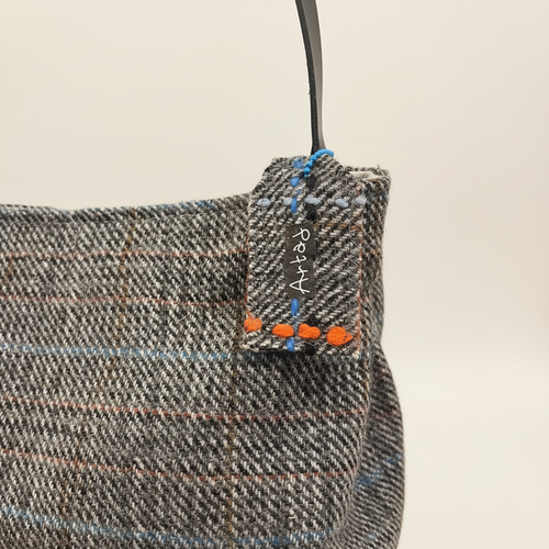 Dettaglio tweed, ricami e cartellino ARTAJ