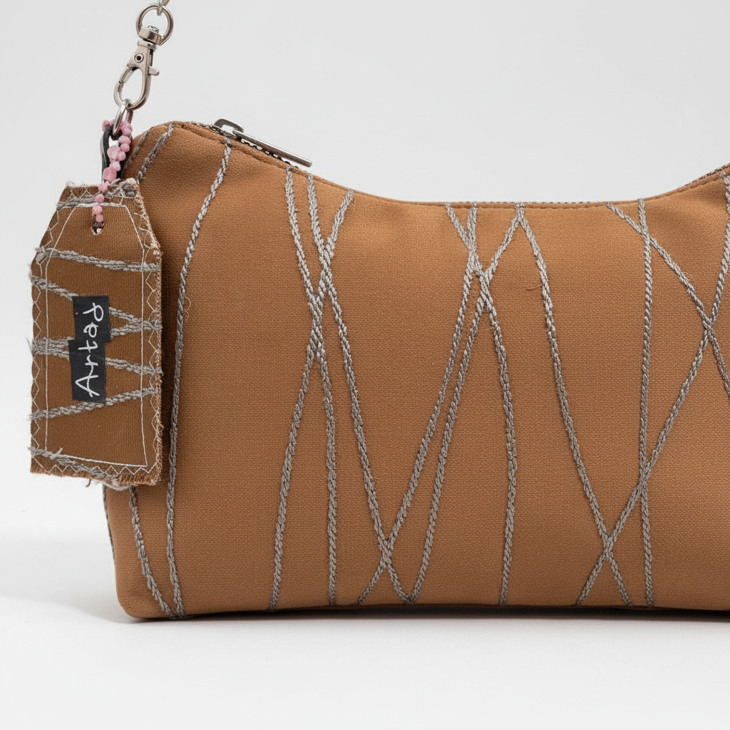 Dettaglio raso e ricami argentati borsa Pan di Zenzero