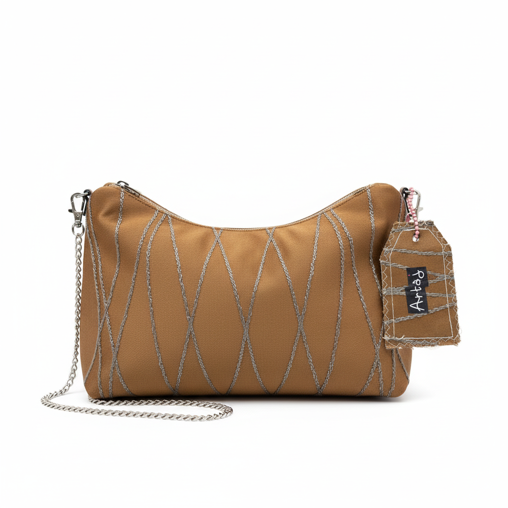 Borsa Pan di Zenzero in raso caramello - foto professionale su sfondo bianco